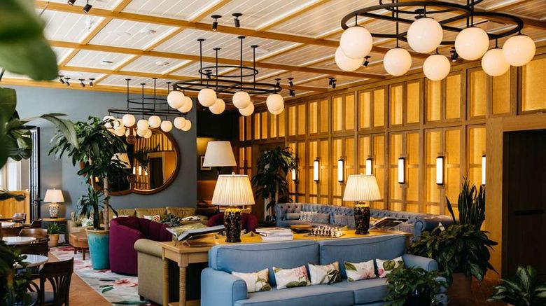 <b>The Drayton Hotel Lobby</b>. Images powered by <a href="https://iceportal.shijigroup.com/" title="IcePortal" target="_blank">IcePortal</a>.