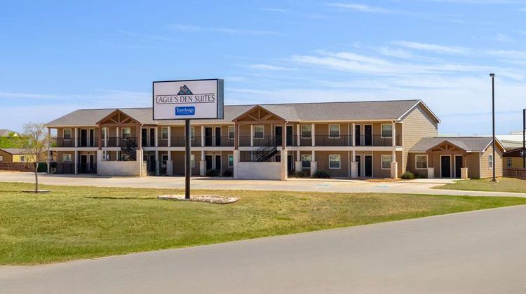 Eagle's Den Suites-Travelodge by Wyndham Exterior