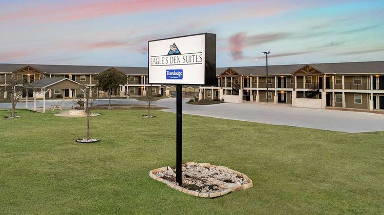 Eagle's Den Suites-Travelodge by Wyndham Exterior