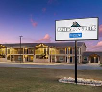 Eagle's Den Suites-Travelodge by Wyndham Exterior