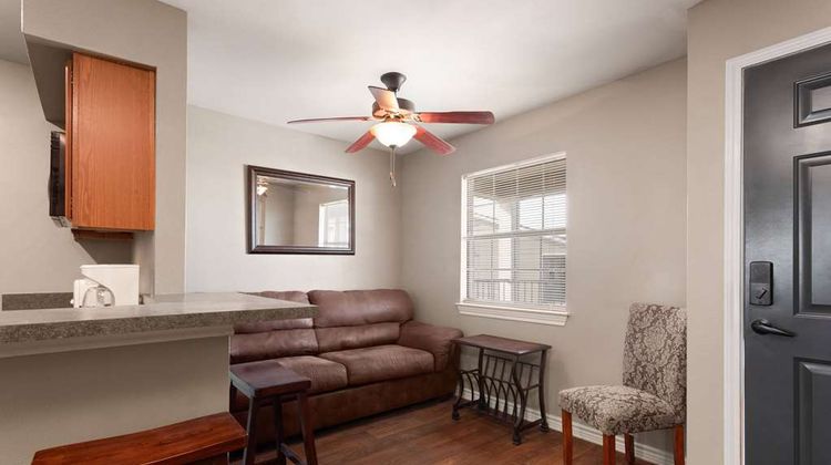 Eagle's Den Suites-Travelodge by Wyndham Suite