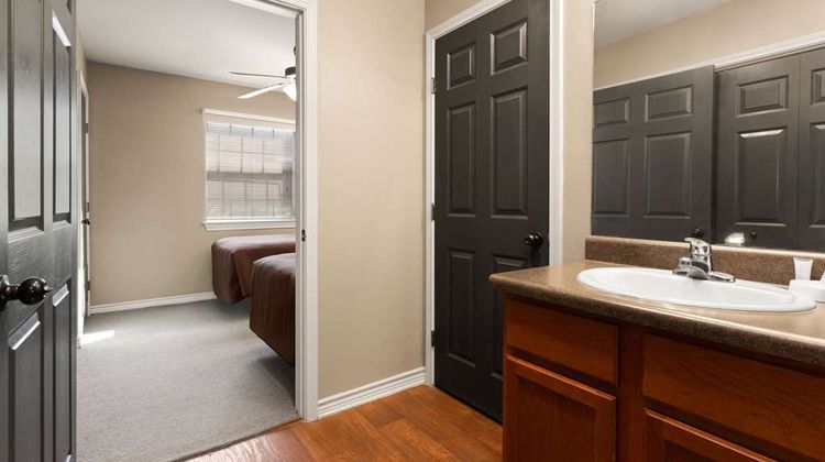 Eagle's Den Suites-Travelodge by Wyndham Suite
