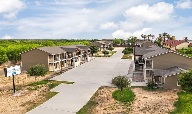 Eagles Den Suites, Travelodge by Wyndham Exterior