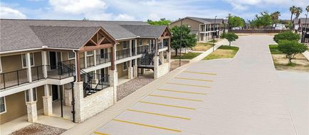 Eagles Den Suites, Travelodge by Wyndham Exterior
