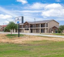 Eagles Den Suites, Travelodge by Wyndham Exterior