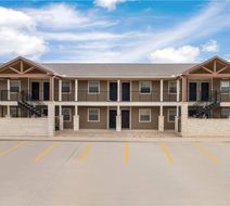 Eagles Den Suites, Travelodge by Wyndham Exterior