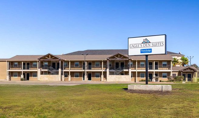 Eagles Den Suites-Travelodge by Wyndham Exterior