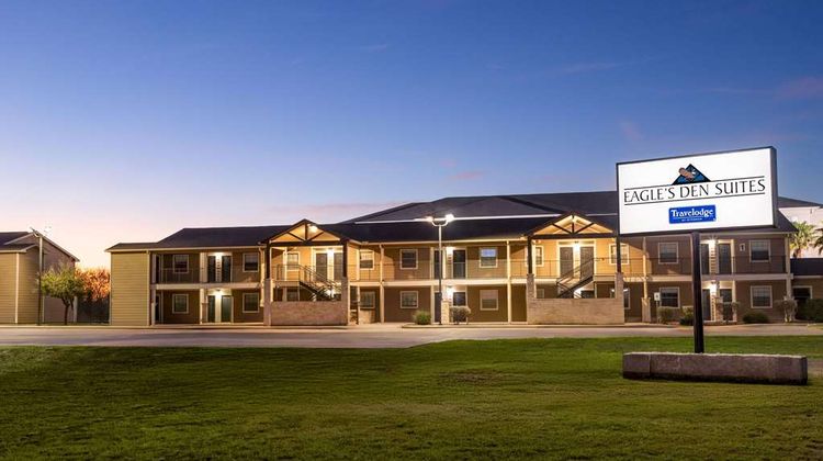 Eagles Den Suites-Travelodge by Wyndham Exterior