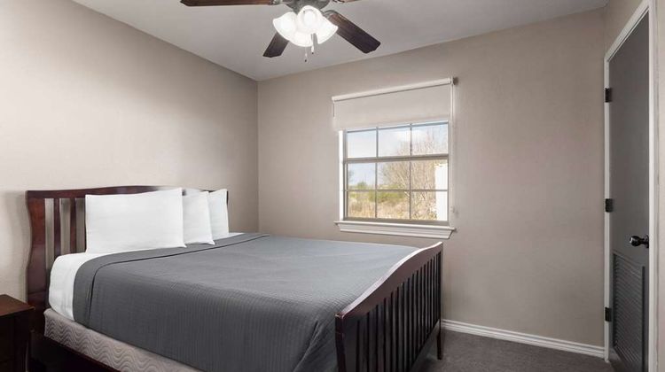 Eagles Den Suites-Travelodge by Wyndham Suite