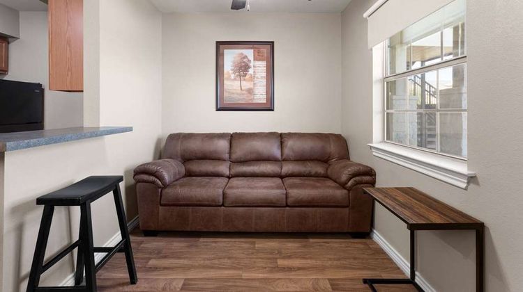 Eagles Den Suites-Travelodge by Wyndham Suite