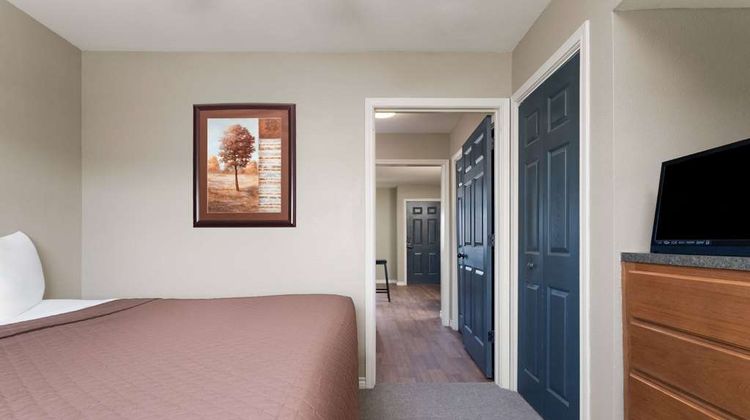 Eagles Den Suites-Travelodge by Wyndham Suite