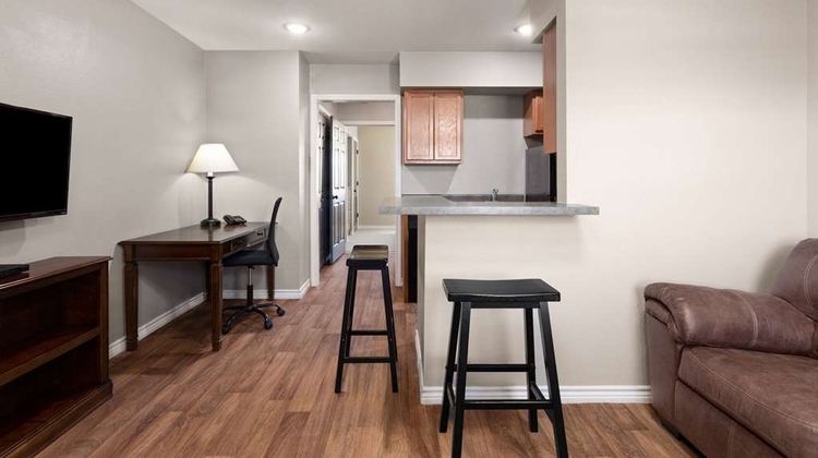 Eagles Den Suites-Travelodge by Wyndham Suite