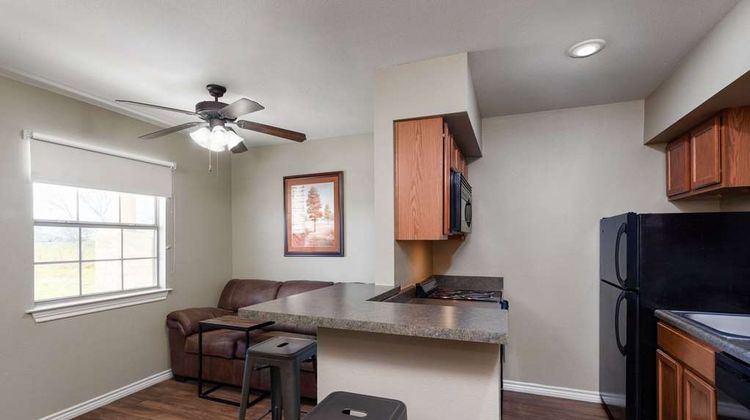 Eagles Den Suites-Travelodge by Wyndham Suite