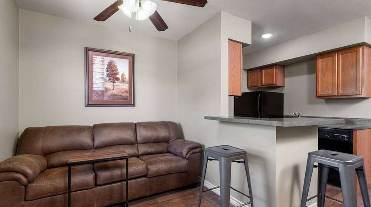 Eagles Den Suites-Travelodge by Wyndham Suite