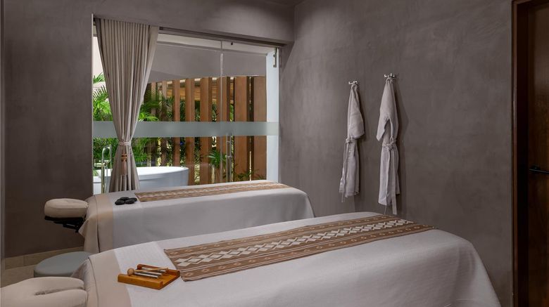 <b>Hilton Cancun Mar Caribe All-Inclusive Resort Spa</b>. Images powered by <a href="https://iceportal.shijigroup.com/" title="IcePortal" target="_blank">IcePortal</a>.