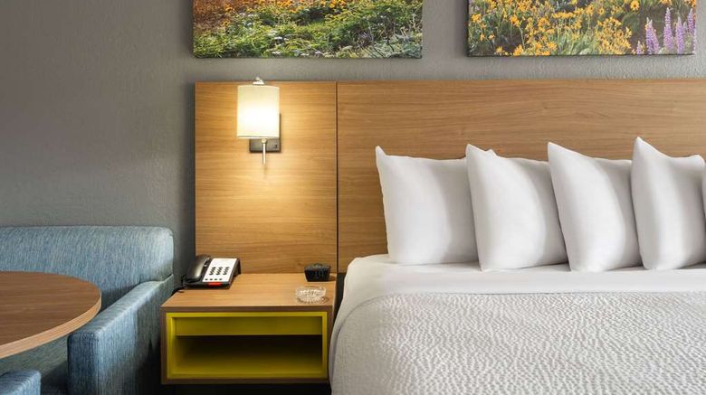 <b>Days Inn by Wyndham Columbus Worthington Suite</b>. Images powered by <a href="https://iceportal.shijigroup.com/" title="IcePortal" target="_blank">IcePortal</a>.