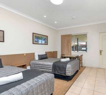 Midlander Motor Inn Room