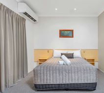 Midlander Motor Inn Room