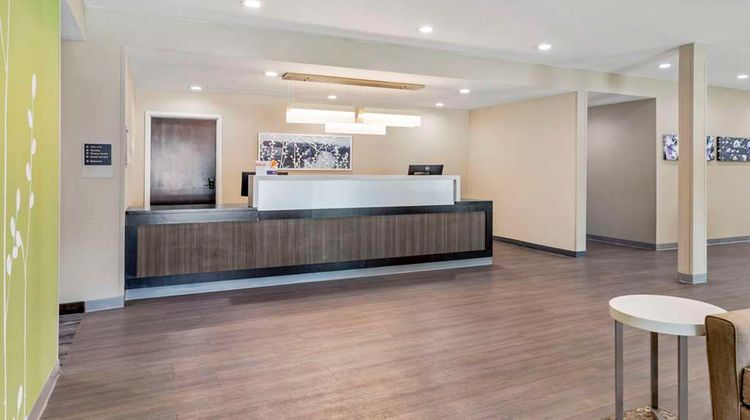 Sleep Inn and Suites Liberty Lobby