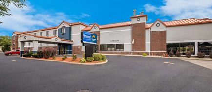 Suburban Studios Milwaukee Airport Exterior