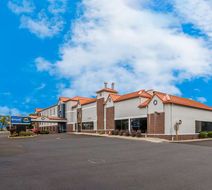 Suburban Studios Milwaukee Airport Exterior