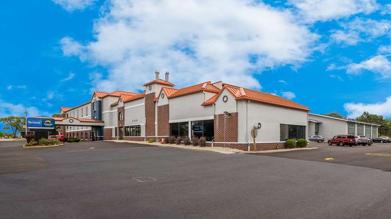 <b>Suburban Studios Milwaukee Airport Exterior</b>. Images powered by <a href="https://iceportal.shijigroup.com/" title="IcePortal" target="_blank">IcePortal</a>.
