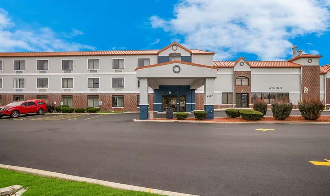 Suburban Studios Milwaukee Airport Exterior