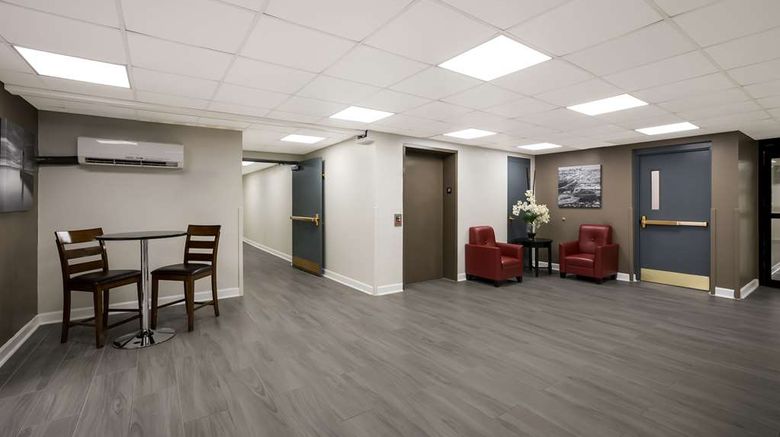 <b>Suburban Studios Milwaukee Airport Lobby</b>. Images powered by <a href="https://iceportal.shijigroup.com/" title="IcePortal" target="_blank">IcePortal</a>.