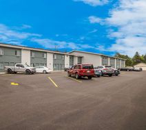 Suburban Studios Milwaukee Airport Exterior
