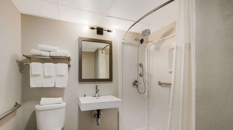 Suburban Studios Milwaukee Airport Room