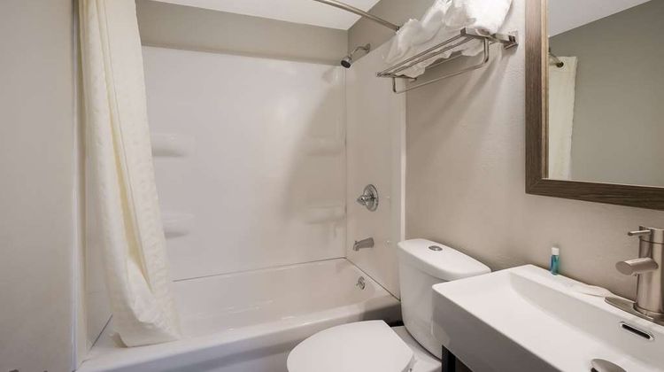Suburban Studios Milwaukee Airport Room