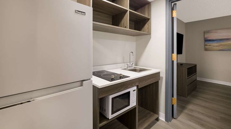 Suburban Studios Milwaukee Airport Suite