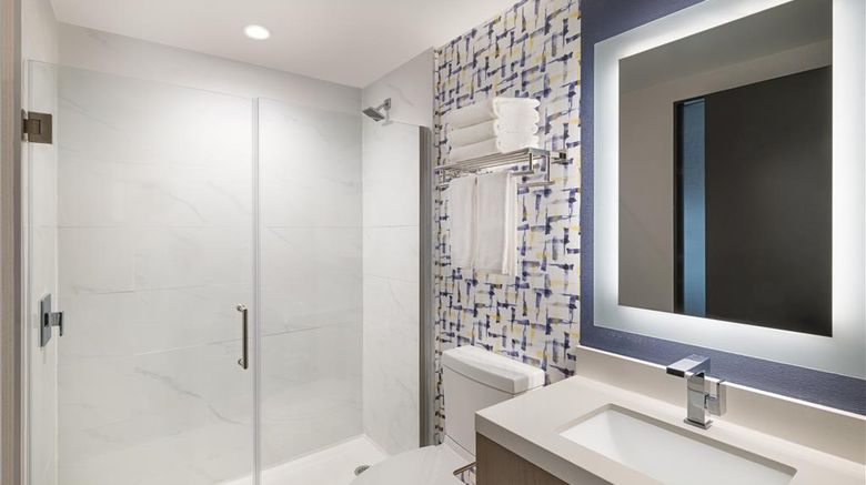 <b>DoubleTree by Hilton Long Island City Room</b>. Images powered by <a href="https://iceportal.shijigroup.com/" title="IcePortal" target="_blank">IcePortal</a>.