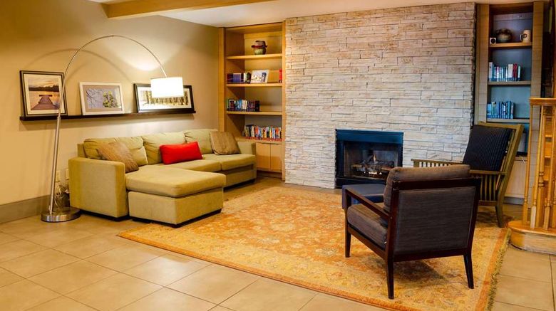 <b>Country Inn & Suites Tuscaloosa Lobby</b>. Images powered by <a href="https://iceportal.shijigroup.com/" title="IcePortal" target="_blank">IcePortal</a>.
