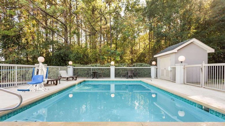 <b>Country Inn & Suites Tuscaloosa Pool</b>. Images powered by <a href="https://iceportal.shijigroup.com/" title="IcePortal" target="_blank">IcePortal</a>.