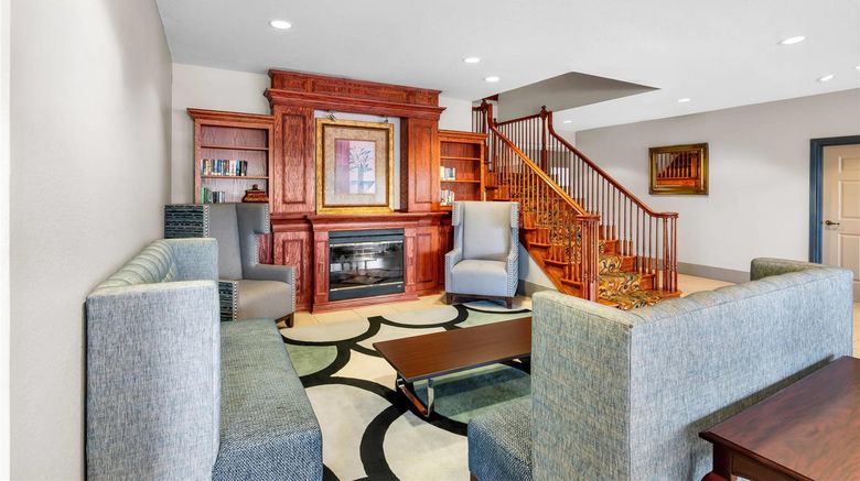 <b>Country Inn & Suites Hot Springs Lobby</b>. Images powered by <a href="https://iceportal.shijigroup.com/" title="IcePortal" target="_blank">IcePortal</a>.