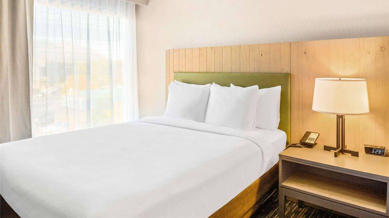 <b>Country Inn & Suites Flagstaff Downtown Room</b>. Images powered by <a href="https://iceportal.shijigroup.com/" title="IcePortal" target="_blank">IcePortal</a>.