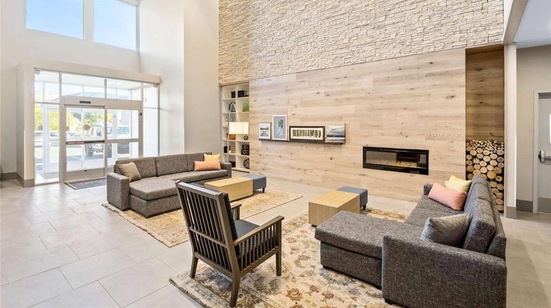 <b>Country Inn & Suites Flagstaff Downtown Lobby</b>. Images powered by <a href="https://iceportal.shijigroup.com/" title="IcePortal" target="_blank">IcePortal</a>.