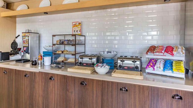<b>Country Inn & Suites by Radisson Restaurant</b>. Images powered by <a href="https://iceportal.shijigroup.com/" title="IcePortal" target="_blank">IcePortal</a>.