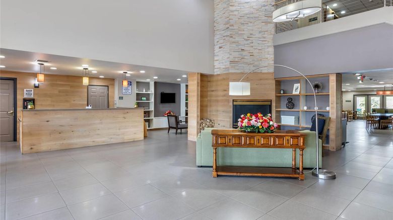 <b>Country Inn & Suites by Radisson Lobby</b>. Images powered by <a href="https://iceportal.shijigroup.com/" title="IcePortal" target="_blank">IcePortal</a>.