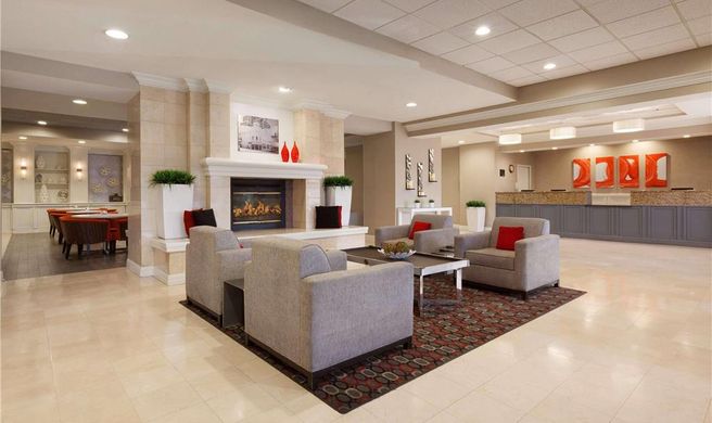 Radisson Hotel Phoenix Airport Lobby