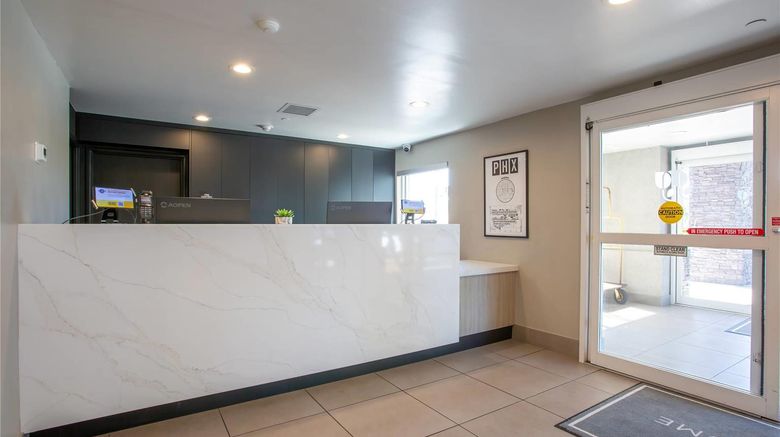 <b>Country Inn & Suites Phoenix Airport Lobby</b>. Images powered by <a href="https://iceportal.shijigroup.com/" title="IcePortal" target="_blank">IcePortal</a>.