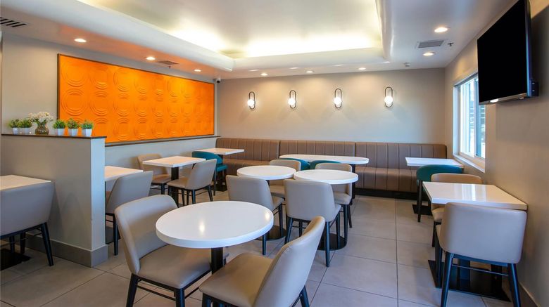 <b>Country Inn & Suites Phoenix Airport Restaurant</b>. Images powered by <a href="https://iceportal.shijigroup.com/" title="IcePortal" target="_blank">IcePortal</a>.