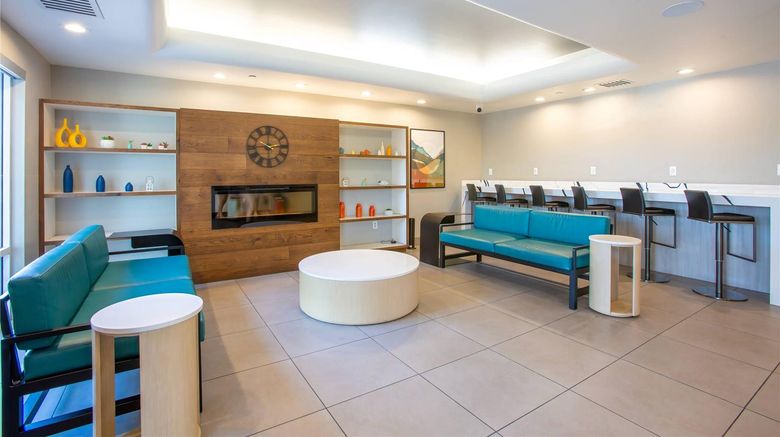 <b>Country Inn & Suites Phoenix Airport Lobby</b>. Images powered by <a href="https://iceportal.shijigroup.com/" title="IcePortal" target="_blank">IcePortal</a>.