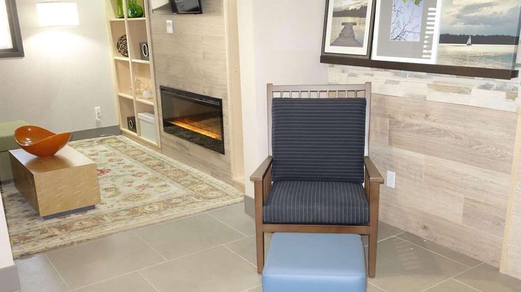 Country Inn & Suites Bakersfield Lobby