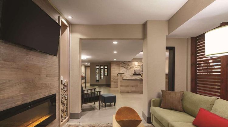 Country Inn & Suites Bakersfield Lobby