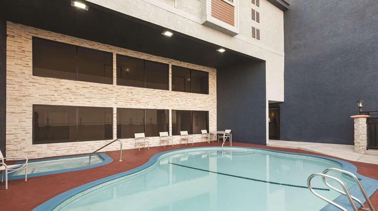 Country Inn & Suites Bakersfield Pool