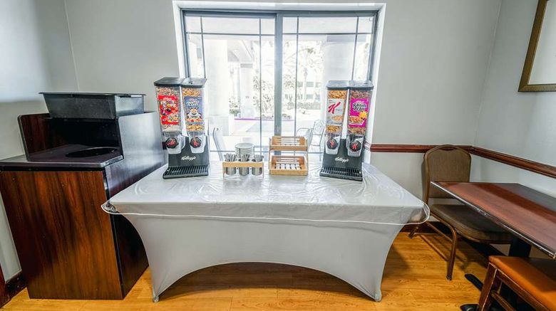 <b>Country Inn & Suites Ontario at Ontario Mills Restaurant</b>. Images powered by <a href="https://iceportal.shijigroup.com/" title="IcePortal" target="_blank">IcePortal</a>.