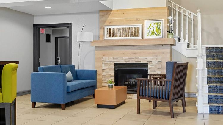Country Inn & Suites Saskatoon Lobby