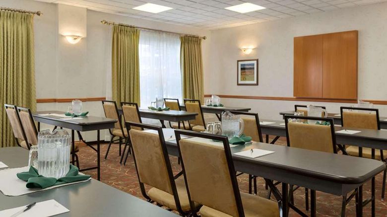 <b>Country Inn & Suites Calgary-Airport Meeting</b>. Images powered by <a href="https://iceportal.shijigroup.com/" title="IcePortal" target="_blank">IcePortal</a>.